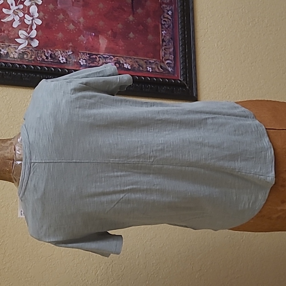 NWT GAP Green V-Neck T-Shirt Size XS - Picture 3 of 5